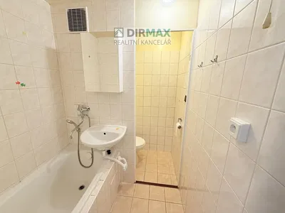 Badezimmer; fliesenboden, renovierungsbedürftig, tageslicht