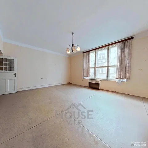 Oturma odası; doğal ışık, tadilat gerekiyor