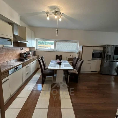 Cucina; elettrodomestici, pavimento in piastrelle, luce naturale, stile moderno