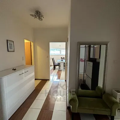 Дневна соба; природно светло, плочице