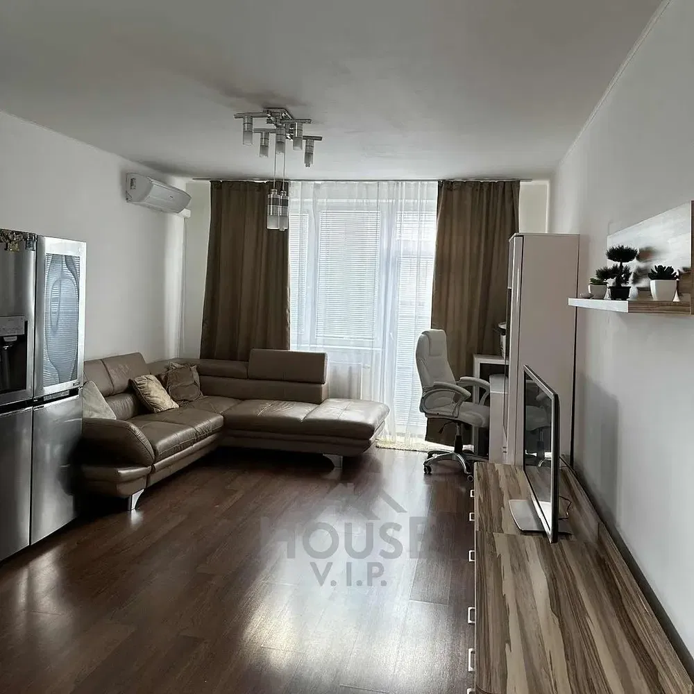 Дневна соба; кухињски апарати, природно светло, модерни стил