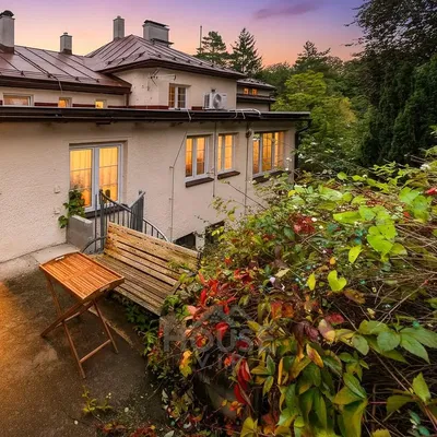 Maison et environs; vue, lumière naturelle