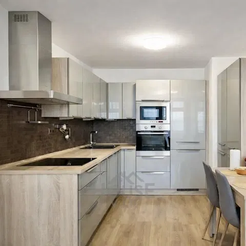 Kitchen; kitchen appliances, modern style, renovated, natural light