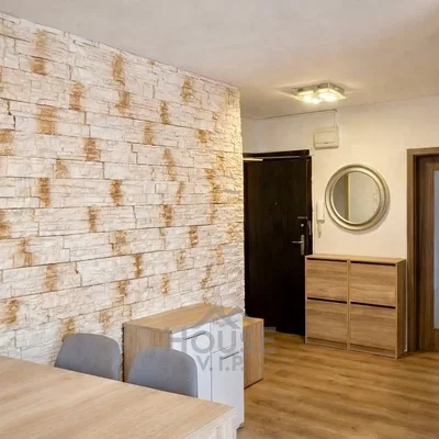 Woonkamer; moderne stijl, houten vloer, gerenoveerd, natuurlijk licht