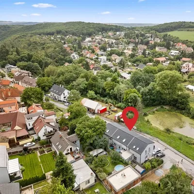 Maison et environs; vue