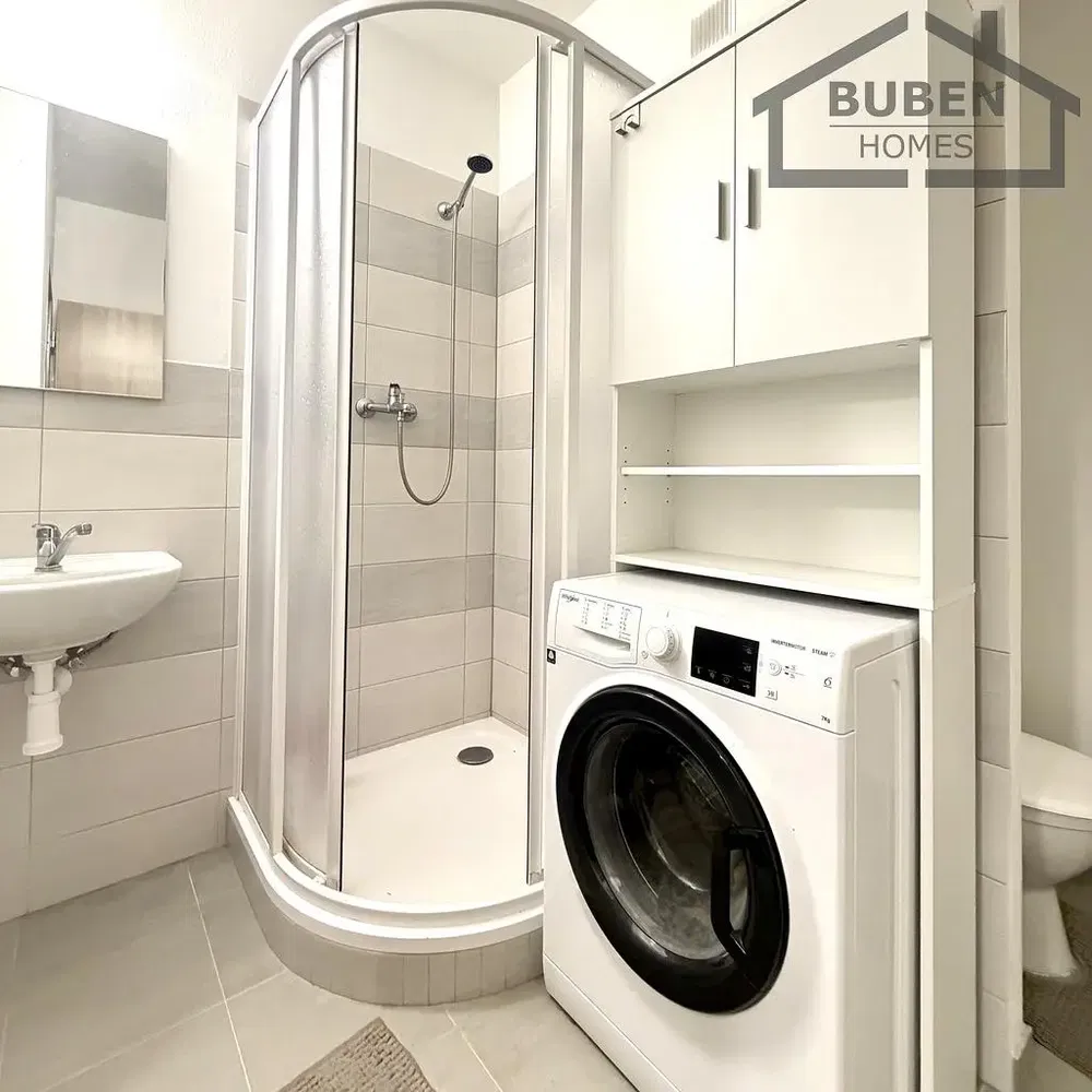 Badezimmer; fliesenboden, tageslicht, renoviert