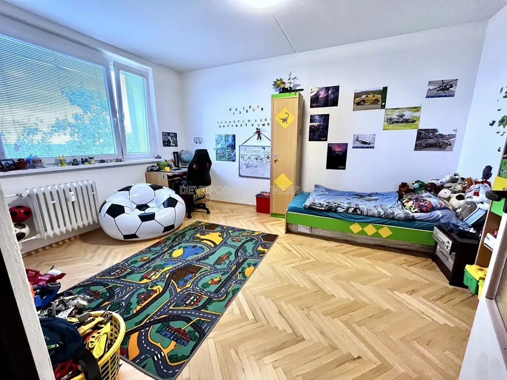 Camera dei bambini; luce naturale, pavimento in legno