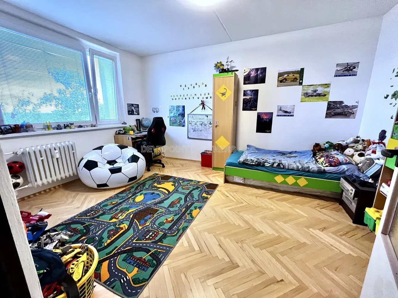 Camera dei bambini; luce naturale, pavimento in legno
