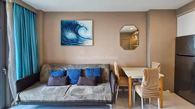 Woonkamer; tegelvloer, moderne stijl