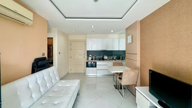 Woonkamer; tegelvloer, natuurlijk licht, moderne stijl