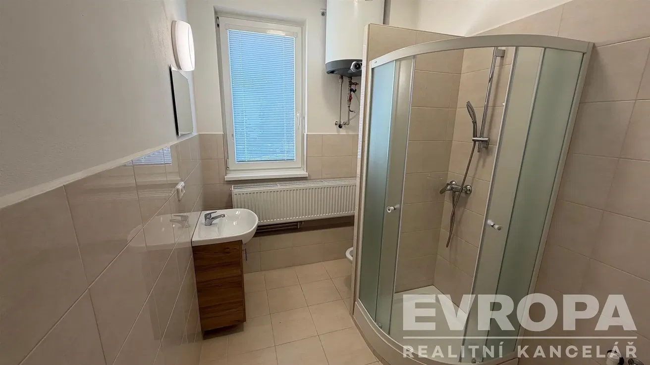 Bagno; pavimento in piastrelle, luce naturale, ristrutturato, scaldabagno