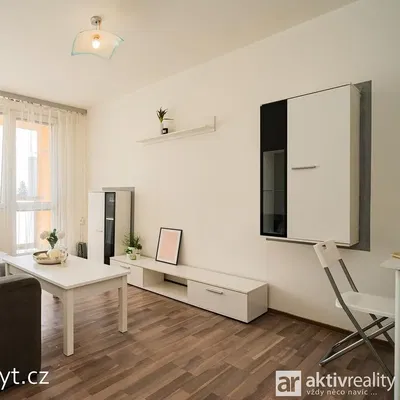 Salón; suelo de madera, luz natural, estilo moderno