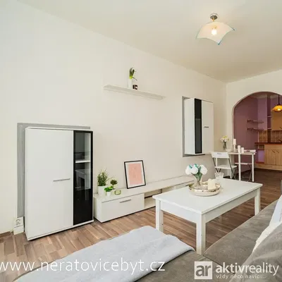 Salon; style moderne, lumière naturelle, parquet