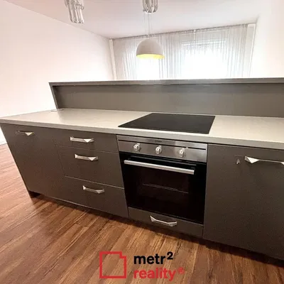 Cuisine; électroménager, parquet, lumière naturelle