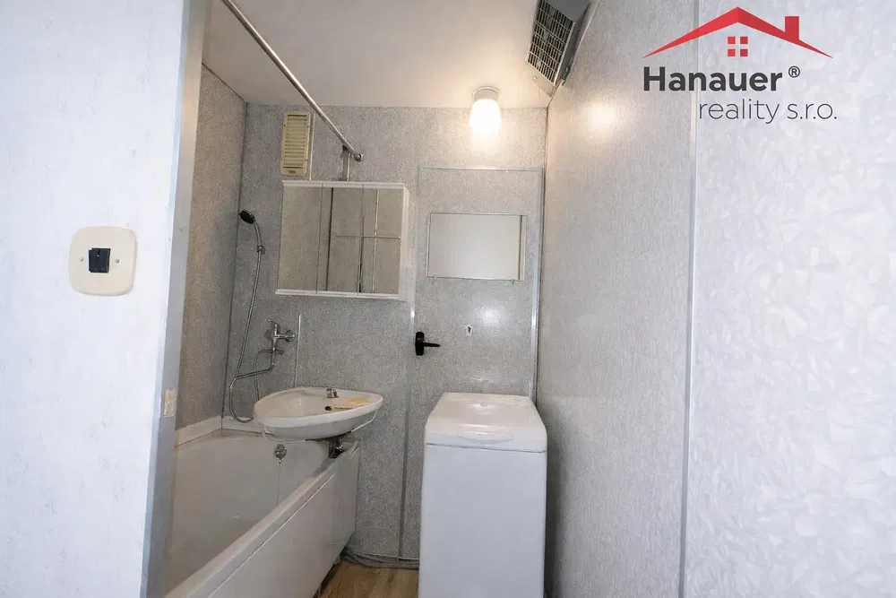 Badezimmer; fliesenboden, tageslicht, renoviert