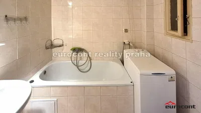 Bagno; pavimento in piastrelle, ristrutturato