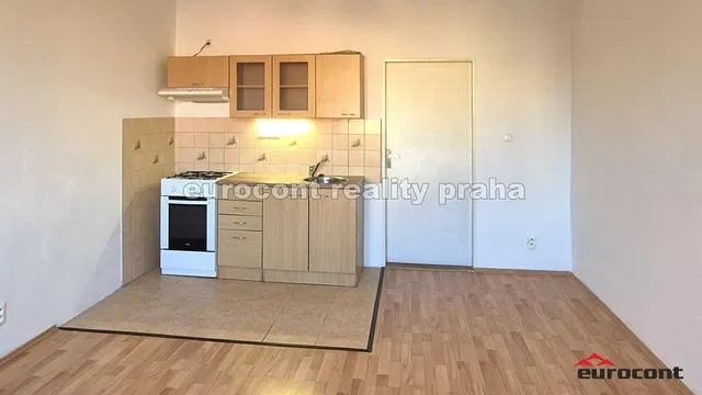 Kitchen; kitchen appliances, wood floor