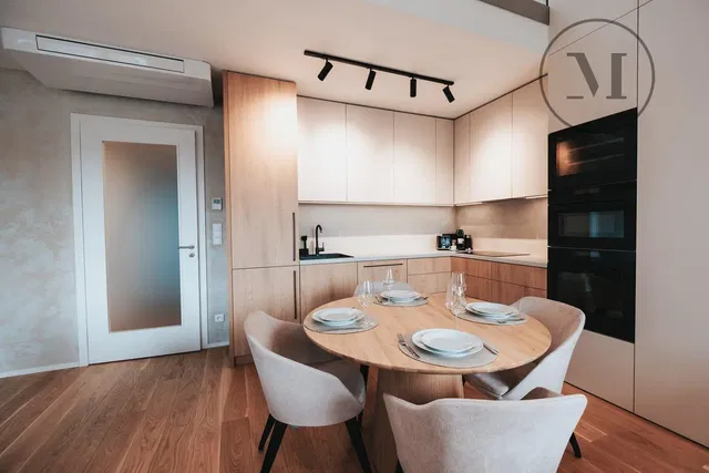 Kuchyně; moderní styl, po rekonstrukci, dřevěná podlaha, přirozené světlo