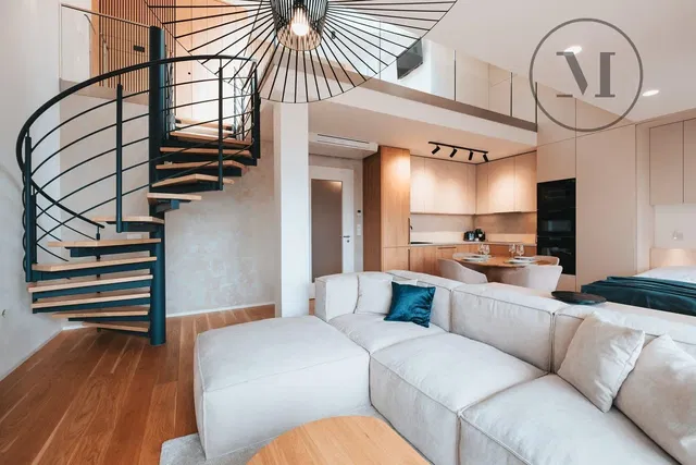 Obývací pokoj; moderní styl, dřevěná podlaha, přirozené světlo