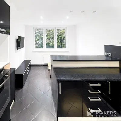 Küche; küchengeräte, fliesenboden, tageslicht, moderner stil