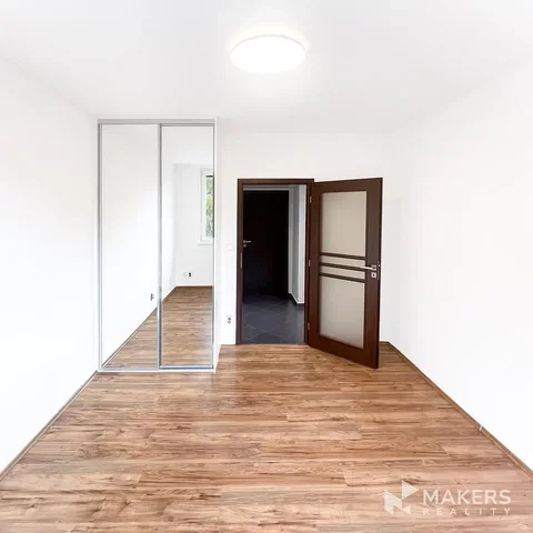 Spálňa; drevená podlaha, prirodzené svetlo