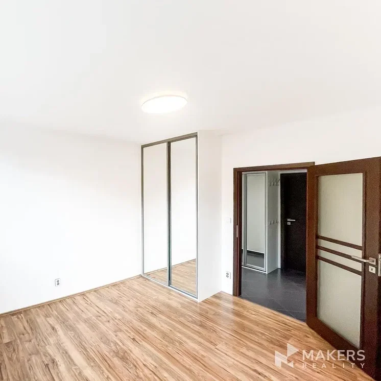 Camera da letto; pavimento in legno, luce naturale