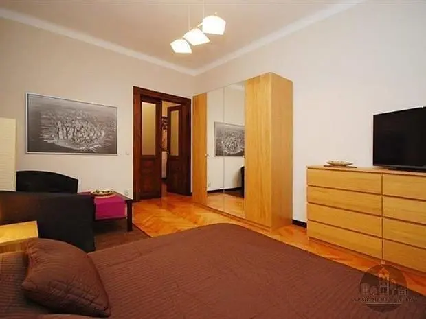 Slaapkamer; houten vloer, natuurlijk licht, moderne stijl