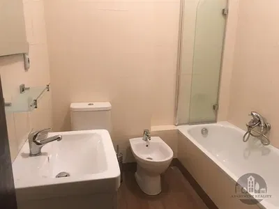 Badkamer; tegelvloer, gerenoveerd, natuurlijk licht