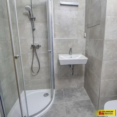 Banyo; fayans zemin, doğal ışık, tadilatlı