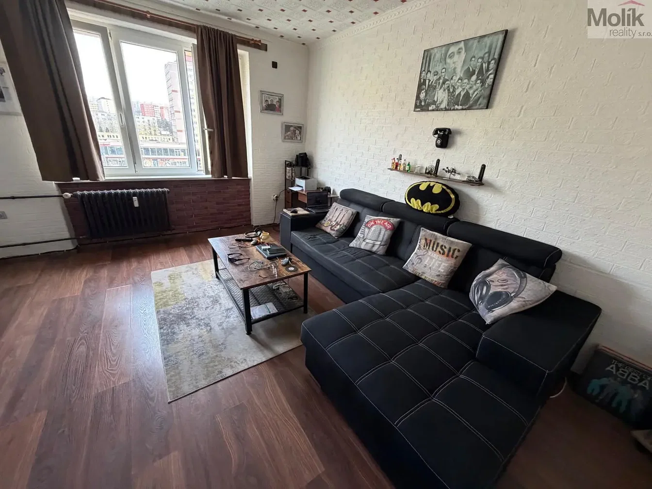 Oturma odası; manzara, ahşap zemin, doğal ışık, modern stil