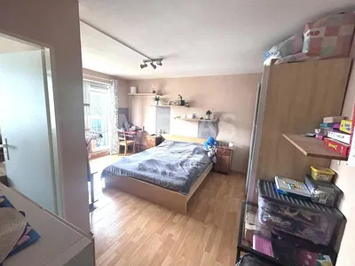 Schlafzimmer; holzboden, tageslicht