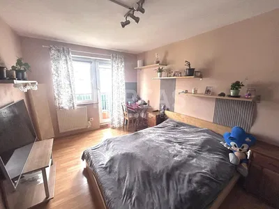 Schlafzimmer; holzboden, tageslicht, moderner stil