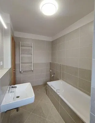 Salle de bain; carrelage, lumière naturelle, rénové