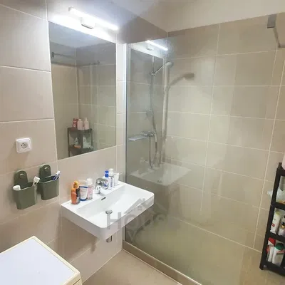 Badezimmer; fliesenboden, tageslicht, renoviert