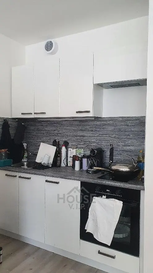 Кухиња; кухињски апарати, природно светло, модерни стил