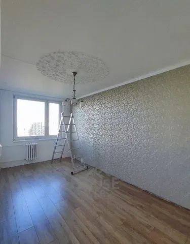 Quarto; chão de madeira, luz natural