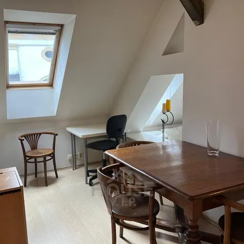 Quarto; chão de madeira, luz natural, estilo moderno