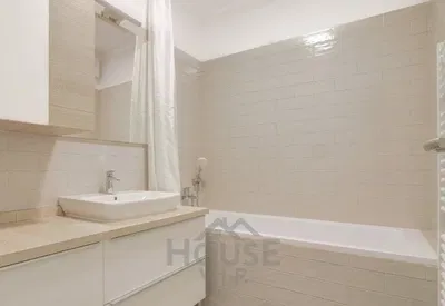 Badezimmer; fliesenboden, renoviert, tageslicht, moderner stil