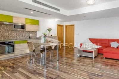 Wohnzimmer; küchengeräte, holzboden, tageslicht, moderner stil