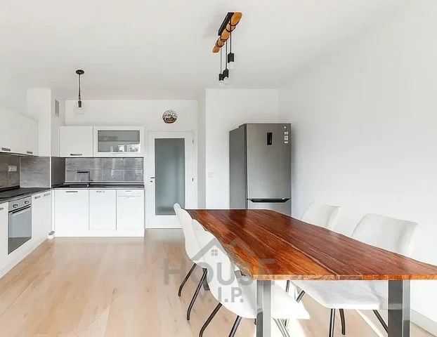 Cozinha; chão de madeira, luz natural, estilo moderno, eletrodomésticos