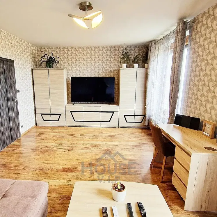 Wohnzimmer; holzboden, tageslicht, moderner stil