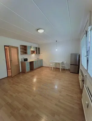 Cozinha; chão de azulejo, chão de madeira, luz natural