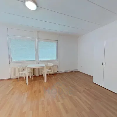 Sala de estar; chão de madeira, luz natural