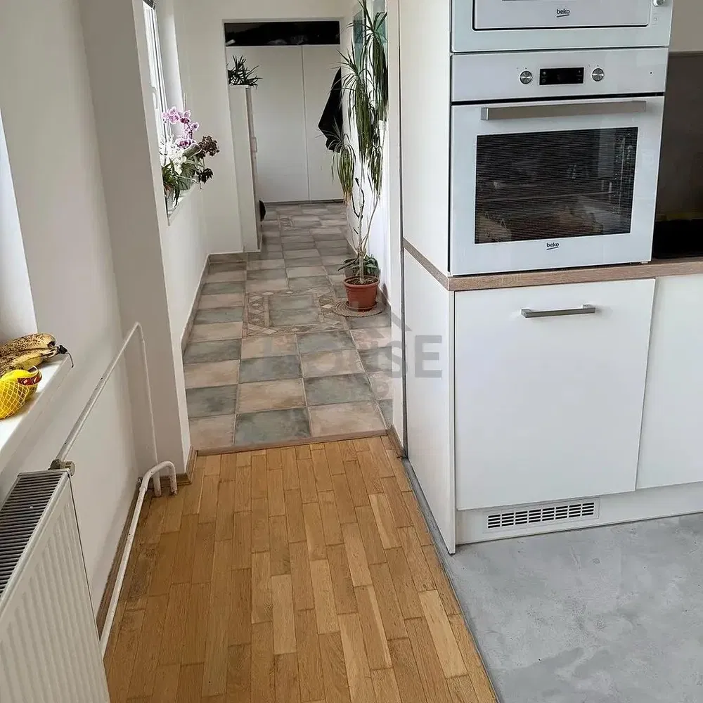 Küche; küchengeräte, holzboden, tageslicht