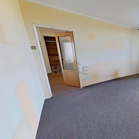 Chambre; nécessite rénovation, lumière naturelle