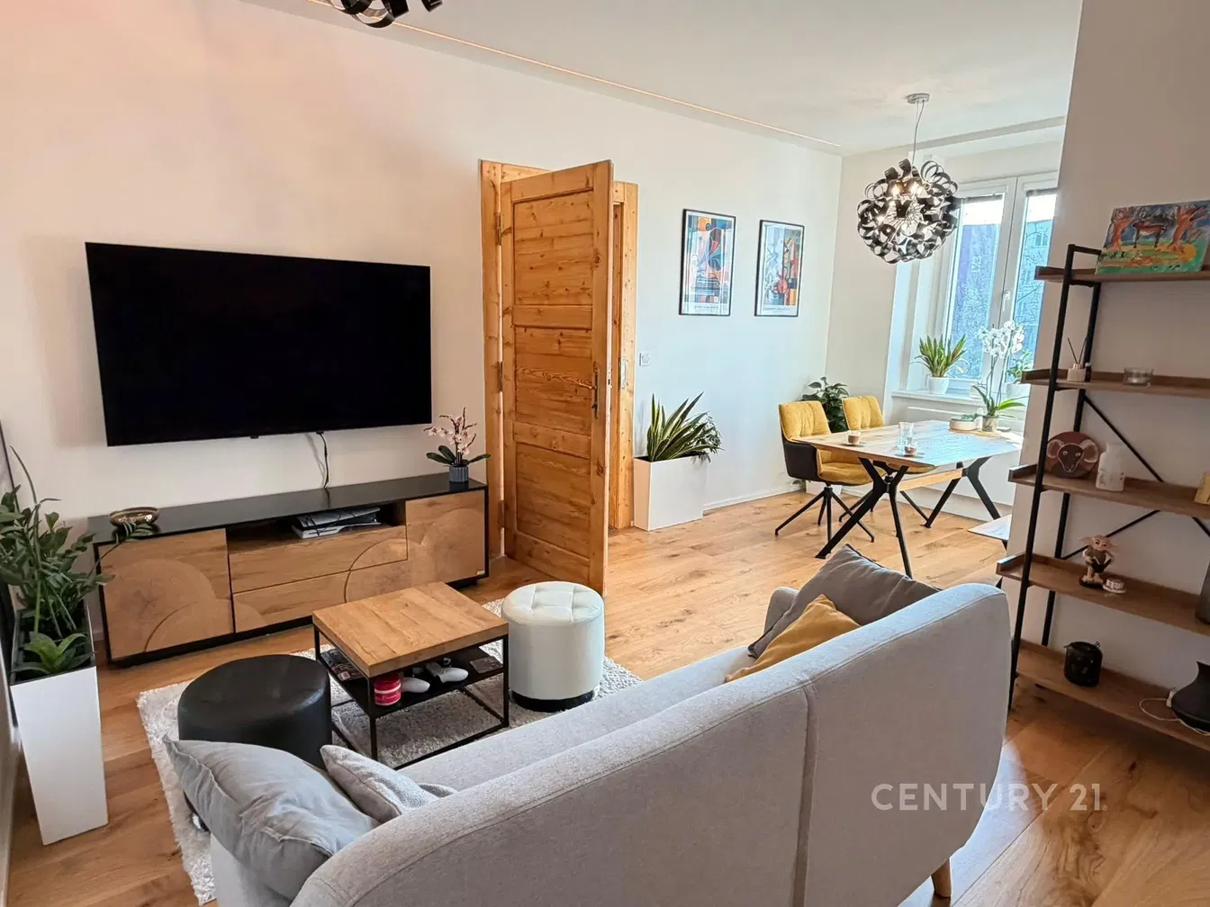 Wohnzimmer; tageslicht, moderner stil, holzboden