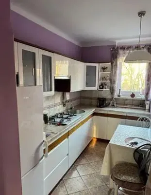 Mutfak; mutfak aletleri, fayans zemin, doğal ışık, modern stil