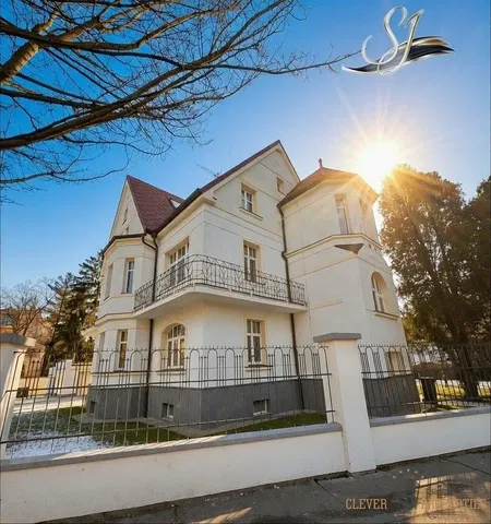 Maison et environs; vue