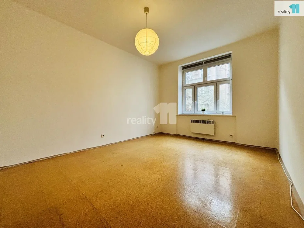 Sonstiges; tageslicht, fliesenboden, renovierungsbedürftig