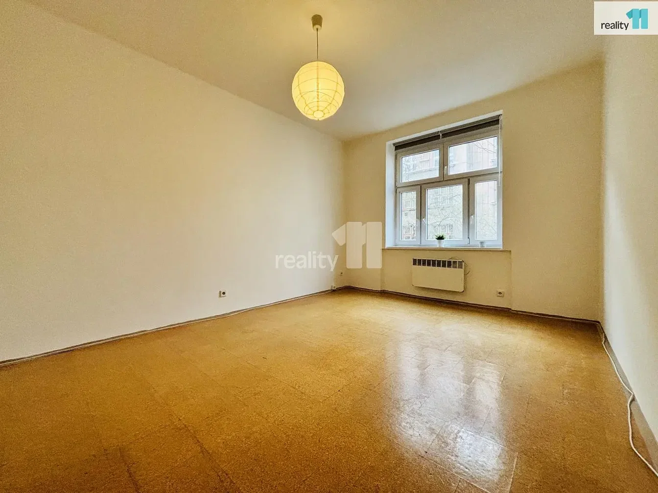 Sonstiges; tageslicht, fliesenboden, renovierungsbedürftig